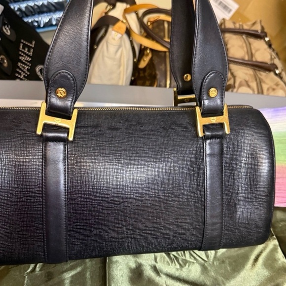 MCM München Barrel Shoulder Bag - Black Textured Leather Gold Zipper authentic - Picture 2 of 15